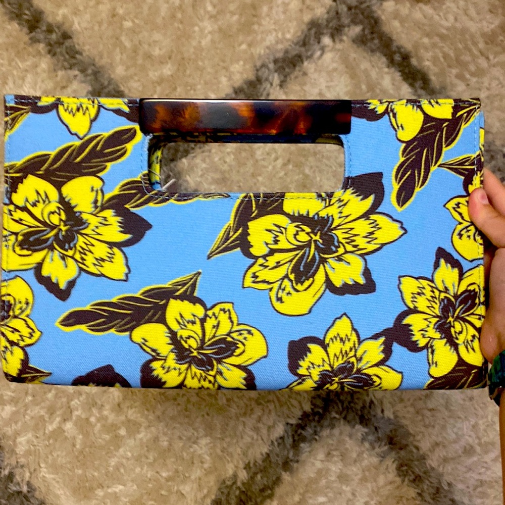 Cute clutch easy to wear and can go with anything!